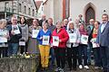 Die Gewinner des Thüngener Blumenschmuckwettbewerbs mit den Vorsitzenden Hermine Pfeiffer und Anke Peter (hinten von links) sowie Bürgermeister Lorenz Strifsky (vorne rechts).