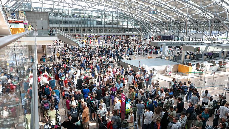 Weltweite IT-Ausfälle - Flughafen Hamburg - Betroffene Reisende tummeln sich am Flughafen Hamburg Weltweite IT-Ausfälle - Flughafen Hamburg - Betroffene Reisende tummeln sich am Flughafen Hamburg