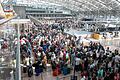 Weltweite IT-Ausfälle - Flughafen Hamburg       -  Betroffene Reisende tummeln sich am Flughafen Hamburg