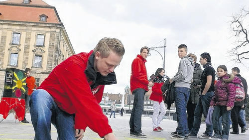IG-Metall-Jugend fordert Übernahme der Ausgelernten - Schweinfurt (fan) Zum 1. März sind noch – teils auf leichten Druck hin – nach einer Umfrage in 21 metallbearbeitenden Betrieben der Region von 251 Auszubildenden nach ihrer Lehrzeit 171 unbefristet, 76 befristet und nur vier nicht übernommen worden. „Keine schlechte Bilanz“, meint IG Metall-Sekretär Thomas Höhn. Doch wie sieht es für die aus, die jetzt im Sommer fertig werden? Angesichts der Wirtschaftskrise mit jetzt schon einem Auftragsrückgang wie seit 60 Jahren nicht mehr, schwant den Jugend- und Auszubildendenvertretern und der IG Metall-Jugend nichts Gutes. Mit der überregional konzipierten „Operation Übernahme“ der IG Metall am Schillerplatz informierten 15 junge Auszubildende am Samstagnachmittag Passanten über die Situation und forderten, dass die Ausgelernten auch in Zeiten der Wirtschaftskrise nach Beendigung ihrer Ausbildung in ordentliche Arbeitsverhältnisse übernommen werden. Fünf rote Ampeln standen für die Betriebe SKF, ZF Sachs, Schaeffler, Bosch-Rexroth und Preh (Bad Neustadt). Im Rahmen der „Operation Übernahme“ sollen weitere Aktionen folgen mit einem bundesweiten Aktionstag als Höhepunkt am 5. September. IG-Metall-Jugend fordert Übernahme der Ausgelernten - Schweinfurt (fan) Zum 1. März sind noch – teils auf leichten Druck hin – nach einer Umfrage in 21 metallbearbeitenden Betrieben der Region von 251 Auszubildenden nach ihrer Lehrzeit 171 unbefristet, 76 befristet und nur vier nicht übernommen worden. „Keine schlechte Bilanz“, meint IG Metall-Sekretär Thomas Höhn. Doch wie sieht es für die aus, die jetzt im Sommer fertig werden? Angesichts der Wirtschaftskrise mit jetzt schon einem Auftragsrückgang wie seit 60 Jahren nicht mehr, schwant den Jugend- und Auszubildendenvertretern und der IG Metall-Jugend nichts Gutes. Mit der überregional konzipierten „Operation Übernahme“ der IG Metall am Schillerplatz informierten 15 junge Auszubildende am Samstagnachmittag Passanten über die Situation und forderten, dass die Ausgelernten auch in Zeiten der Wirtschaftskrise nach Beendigung ihrer Ausbildung in ordentliche Arbeitsverhältnisse übernommen werden. Fünf rote Ampeln standen für die Betriebe SKF, ZF Sachs, Schaeffler, Bosch-Rexroth und Preh (Bad Neustadt). Im Rahmen der „Operation Übernahme“ sollen weitere Aktionen folgen mit einem bundesweiten Aktionstag als Höhepunkt am 5. September.