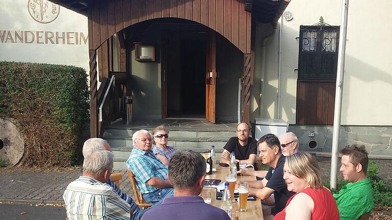 Besprechung unter freiem Himmel: Die Mitglieder des Vorsitzenden-Stammtisches des Spessartbundes mit dem Hauptvorsitzenden Gerrit Himmelsbach vor dem Wanderheim der Oberndorfer &bdquo;Spechte&ldquo;.