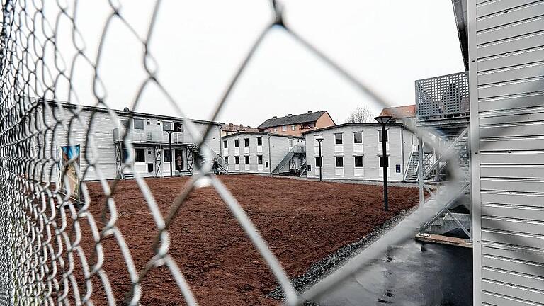 Ein Zuhause hinter Gittern: Die neue Gemeinschaftsunterkunft in der Zellerau. Ein Zuhause hinter Gittern: Die neue Gemeinschaftsunterkunft in der Zellerau.