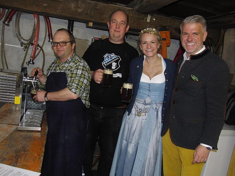 Gönnten sich beim Rundgang durch die Braustätte einen Schluck zwischendurch: Brauer Klaus-Dieter Spielel, Brauhelfer Peter Vogt, Bierkönigin Johanna Seiler und der Landtagsabgeordeneter Steffen Vogel (von links). Gönnten sich beim Rundgang durch die Braustätte einen Schluck zwischendurch: Brauer Klaus-Dieter Spielel, Brauhelfer Peter Vogt, Bierkönigin Johanna Seiler und der Landtagsabgeordeneter Steffen Vogel (von links).