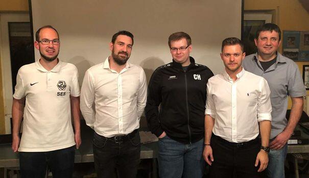 Die Vereinsführung von links Sebastian Schmitt (Schriftführer), Andreas Brand (Vorsitzender), Christian Horacek (Vorstand Jugend), Daniel Röhm (Vorstand Sport), Peter Lampatzer (Vorstand Liegenschaften). Die Vereinsführung von links Sebastian Schmitt (Schriftführer), Andreas Brand (Vorsitzender), Christian Horacek (Vorstand Jugend), Daniel Röhm (Vorstand Sport), Peter Lampatzer (Vorstand Liegenschaften).