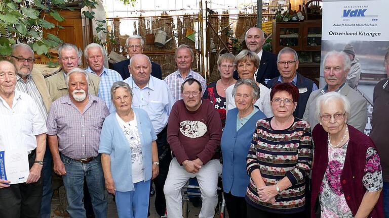 Die geehrten Mitglieder des VdK-Ortsvereins Kitzingen mit ihren Laudatoren. Die geehrten Mitglieder des VdK-Ortsvereins Kitzingen mit ihren Laudatoren.