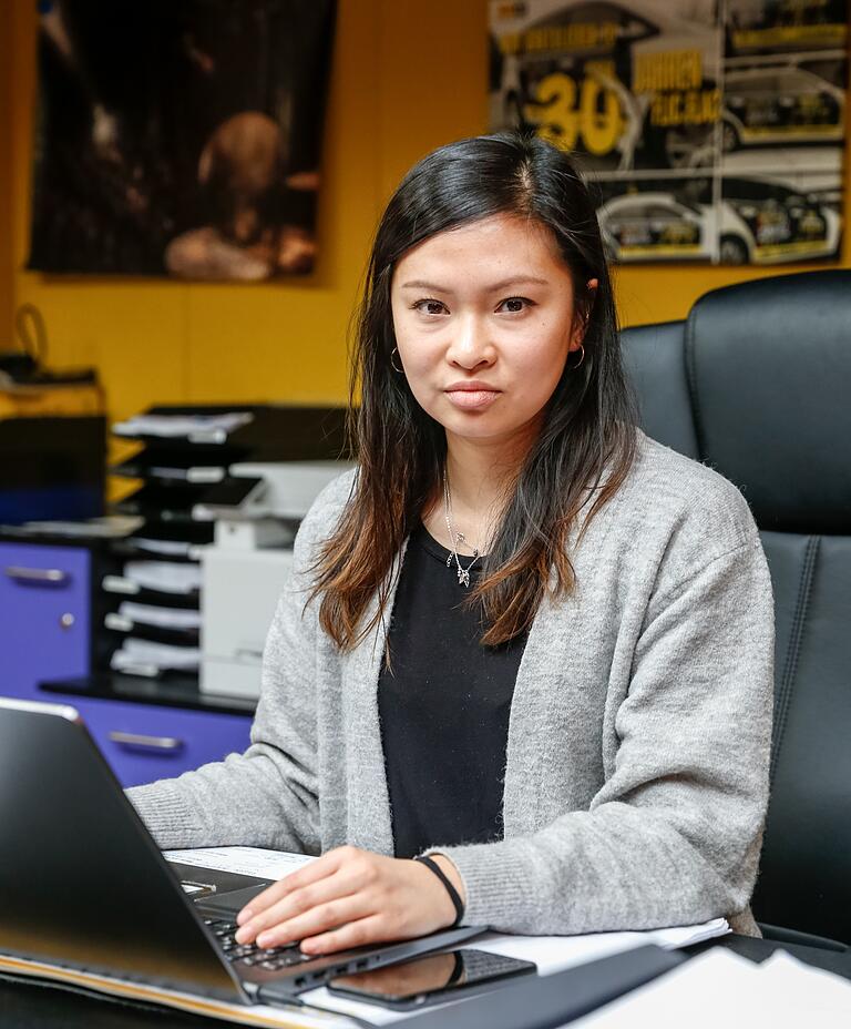 Tour- und Artistikmanagerin Thuy Duong Do an ihrem Arbeitsplatz im Büro des Circusses. Tour- und Artistikmanagerin Thuy Duong Do an ihrem Arbeitsplatz im Büro des Circusses.