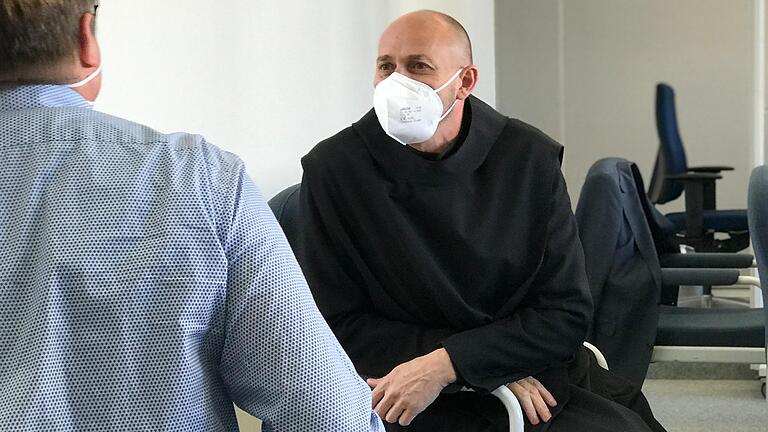 Bruder Abraham musste sich vor dem Amtsgericht Kitzingen wegen der Gewährung von Kirchenasyl verantworten. Es war die erste Verhandlung dieser Art gegen einen Ordensangehörigen in Bayern. Nun kommt der Fall vors Bayerische Oberste Landesgericht. Bruder Abraham musste sich vor dem Amtsgericht Kitzingen wegen der Gewährung von Kirchenasyl verantworten. Es war die erste Verhandlung dieser Art gegen einen Ordensangehörigen in Bayern. Nun kommt der Fall vors Bayerische Oberste Landesgericht.