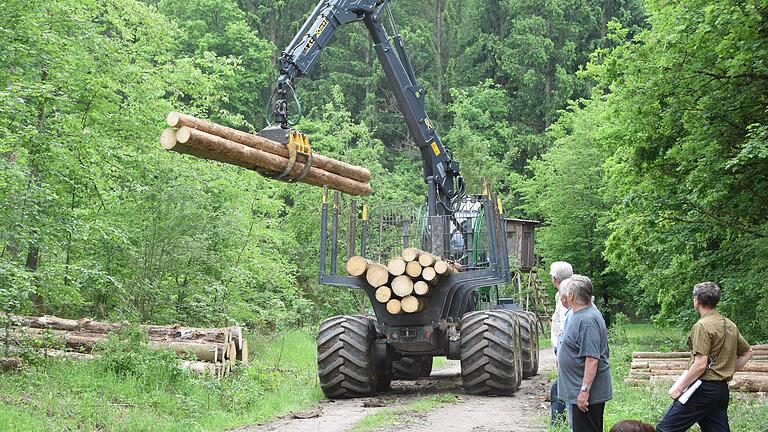 Bei einer großangelegten Fällaktion mit zahlreichen Waldeigentümern stand in Strahlungen das Bad Neustädter Forstamt federführend zur Seite. Bei einer großangelegten Fällaktion mit zahlreichen Waldeigentümern stand in Strahlungen das Bad Neustädter Forstamt federführend zur Seite.