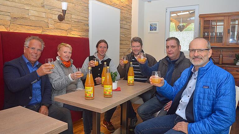 Den Tauberländer Bio-Apfelsaft aus Streuobstanbau verkosteten (von links) Landrat Reinhard Frank, Schriftführerin Irmtraud Mühlbauer, stellvertretender Vorsitzender Tobias Hornung, Fachberater Harald Lurz vom Landratsamt, Saftproduzent Andreas Geier sowie Vorsitzender Henry Mühlbauer in der Vinothek des Weinguts Geier in Königheim. Den Tauberländer Bio-Apfelsaft aus Streuobstanbau verkosteten (von links) Landrat Reinhard Frank, Schriftführerin Irmtraud Mühlbauer, stellvertretender Vorsitzender Tobias Hornung, Fachberater Harald Lurz vom Landratsamt, Saftproduzent Andreas Geier sowie Vorsitzender Henry Mühlbauer in der Vinothek des Weinguts Geier in Königheim.