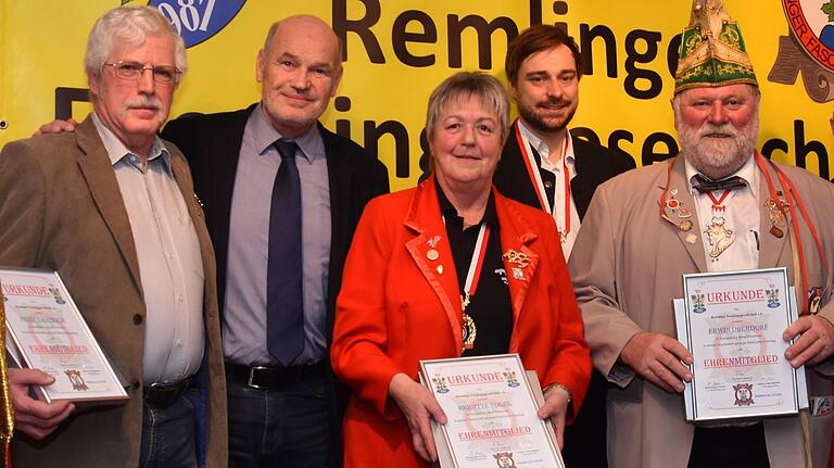 Für ihr außergewöhnliches Engagement für die RFG wurden Fritz Emmerich, Brigitte Vogel, Erwin Oberdorf und Gudrun Gebauer zu Ehrenmitgliedern ernannt. Im Bild von links: Fritz Emmerich, Landrat Eberhard Nuß, Brigitte Vogel, Schirmherr Jacob Pritzl und Erwin Oberhof.