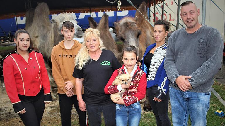 Eine Zirkusfamilie in schwierigen Zeiten (von links): Alisia, Valentino, Gabriela, Jolina, Corina und Alfonso Renz stehen mit ihren Tieren seit Mitte März in Wiesentheid.