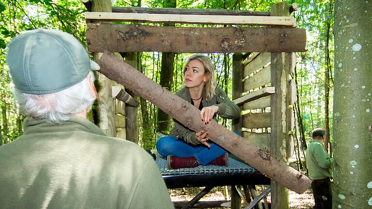 Reporterin Johanna Heim baut zusammen mit den Jägern Raimund Abele (links) und Philipp Frank (rechts) einen Drückjagdbock.&nbsp;