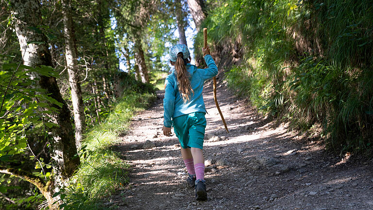 Vorsicht, Zecken!&nbsp; Vor allem nach sommerlichen Wald- und Wiesenspaziergängen sollte man sich genau auf die blutsaugenden Milben untersuchen.