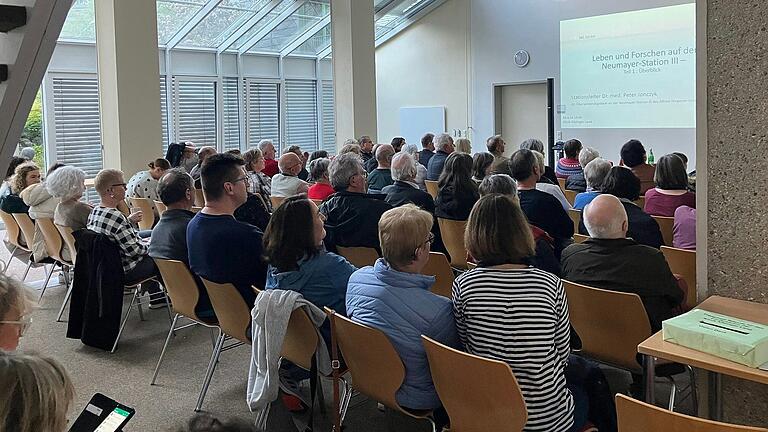 Die Mitgliederversammlung des Fördervereins und der Vortrag von Dr. Jonczyk lockten viele Gäste in den Gemeinschaftsraum der Klinik Kitzinger Land.