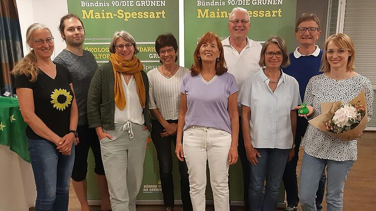 Auf dem Foto von links nach rechts: Angelika Rütz, Tim Weidner (beide Beisitzer), Verena Frey (Kreisvorsitzende), Karin Pecher (Kreisschatzmeisterin), Rita Lother (Schriftführerin), Gerhard Kraft (Kreisvorsitzender), Ruth Braun-Spiehl, Ralf Lother (beide Beisitzer), Kathrin Hartmann (ausgeschiedene Kreisvorsitzende)