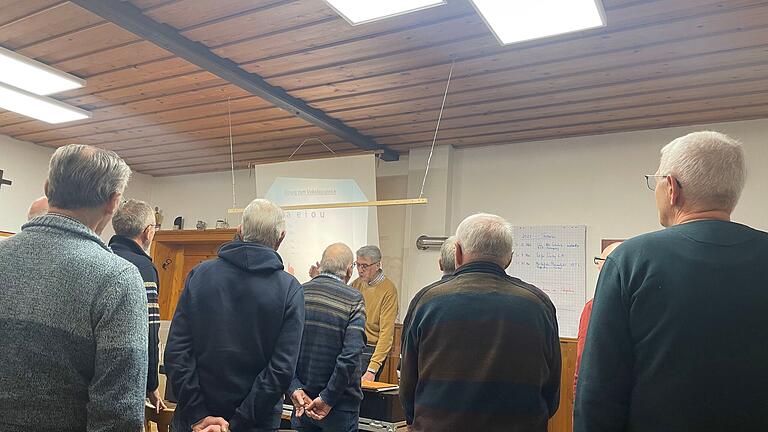 Erwin Schneider macht Übungen zur Lockerung und Stimmbildung vor. Aufwärmen ist vor dem Singen wichtig, erzählt er. Erwin Schneider macht Übungen zur Lockerung und Stimmbildung vor. Aufwärmen ist vor dem Singen wichtig, erzählt er.