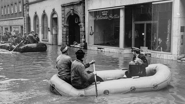 Hochwasser 1970: Mit Schlauchbooten durch die Karmelitenstraße.