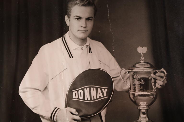 Peter Zilg als 20-Jähriger nach dem Gewinn der sudanesischen Tennismeisterschaft. Die Firma Donnay stellte Tennisschläger her.&nbsp;