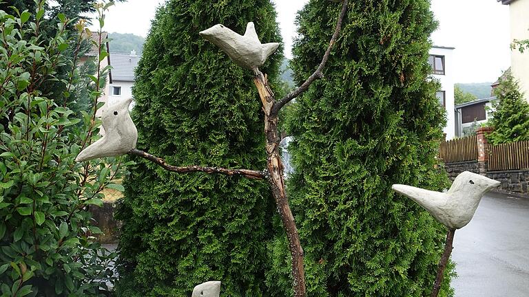 Zierliche Vögel aus Beton grüßen an Gert Pröschls Anwesen in Gemünden.