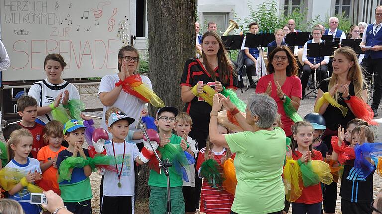 Die Kindergartenkinder sangen ein Willkommenslied.
