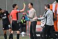 FC Augsburg - Eintracht Frankfurt       -  Aufreibender Tag am Spielfeldrand: Frankfurts Trainer Dino Toppmöller (r) bekommt von Schiedsrichter Florian Badstübner die Gelbe Karte gezeigt.