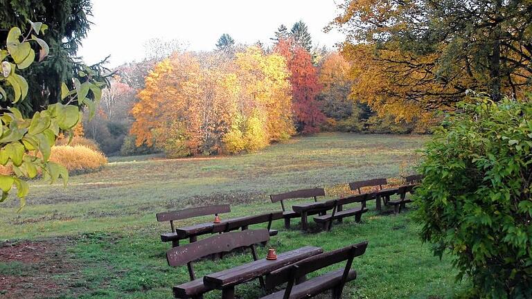 Natur pur: Zum Haus gehört eine 4,2 Hektar große Freifläche mit Streuobstwiese und Spielplatz. Natur pur: Zum Haus gehört eine 4,2 Hektar große Freifläche mit Streuobstwiese und Spielplatz.