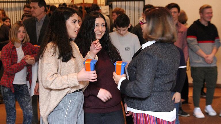Die stellvertretende Bürgermeisterin Sorya Lippert ehrt Schülerinnen und Schüler, die sich bei der Aktion &bdquo;Schweinfurt reinigt&ldquo; engagiert haben.