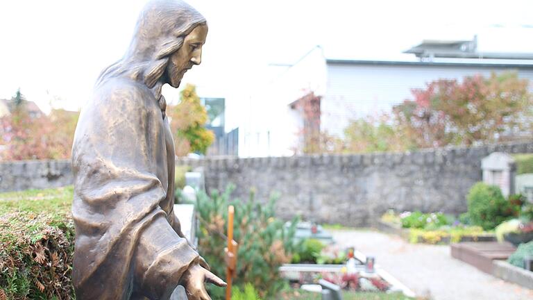 Eine Jesus-Statue wacht symbolisch über die Toten auf dem Ochsenfurter Friedhof.