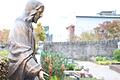 Eine Jesus-Statue wacht symbolisch über die Toten auf dem Ochsenfurter Friedhof.