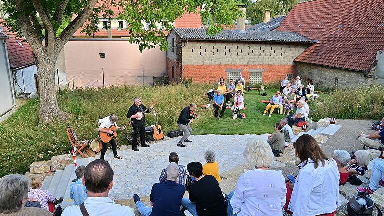 Musik im Grünen, das ist das Konzept der Sommerkonzerte im Garten der Höchberger Kulturscheune.