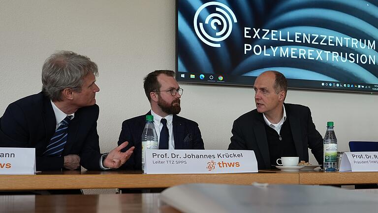 Professoren unter sich (von links): Volker Herrmann, Johannes Krückel und Robert Grebner erklären, was künftig die Aufgaben des TTZ sein sollen. Professoren unter sich (von links): Volker Herrmann, Johannes Krückel und Robert Grebner erklären, was künftig die Aufgaben des TTZ sein sollen.