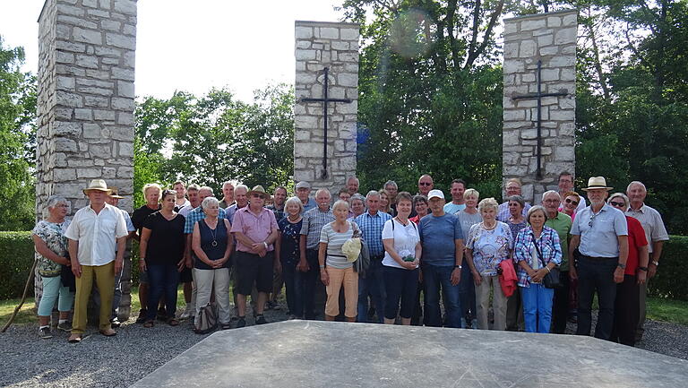 Die Mitglieder des Wiesenbronner Männergesangvereins vor dem Sängerehrenmahl Melkendorf. Die Mitglieder des Wiesenbronner Männergesangvereins vor dem Sängerehrenmahl Melkendorf.
