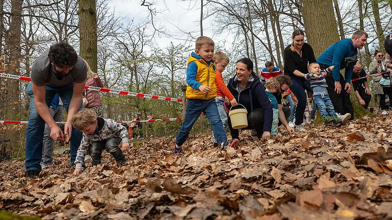 Fast schon Kult Charakter hat die Ostereier Suche am Ostersonntag im Schweinfurter Wildpark. Das Startkommando ist gegeben und die große Suche geht los.