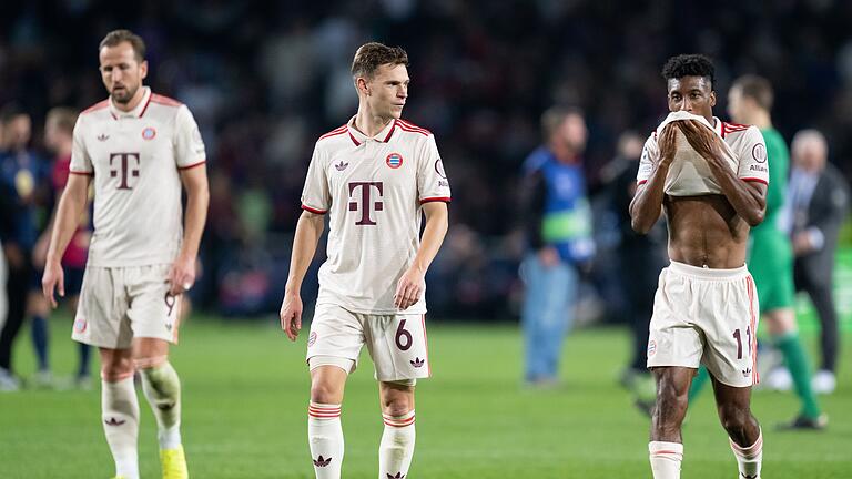 FC Barcelona - Bayern München       -  Frust nach dem 1:4 in Barcelona: Harry Kane (l-r), Joshua Kimmich und Kingsley Coman.