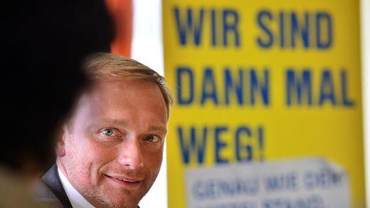 FDP-Selbstironie       -  FDP-Selbstironie: Parteichef Christian Lindner vor einem Wahlplakat mit dem Slogan 'Wir sind dann mal weg'. Foto: Martin Schutt/Archiv