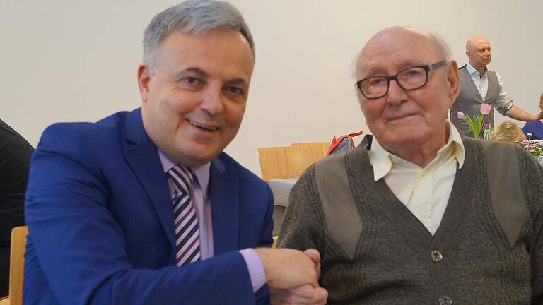 Bürgermeister Lothar Zachmann gratulierte Karl Bauer zu dessen 95. Geburtstag.