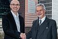 Hand in Hand zum Joint Venture. Mit dem Ausstieg des hessischen Konkurrenten B. Braun Melsungen aus der Rhön-Klinikum AG ist der Weg frei für ein Joint Venture des Rhöner Gesundheitskonzerns mit der Hamburger Asklepios GmbH. Asklepios-Chef Kai Hankeln (links) und Rhön-Klinikum-Gründer Eugen Münch hatten Ende Februar ihre Pläne bekannt gemacht.