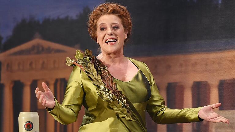 Die Schauspielerin und Kabarettistin Luise Kinseher in ihrer Paraderolle als 'Mama Bavaria' bei der Fastenpredigt 2016 beim traditionellen 'Politiker-Derblecken' auf dem Münchner Nockherberg. Die Schauspielerin und Kabarettistin Luise Kinseher in ihrer Paraderolle als 'Mama Bavaria' bei der Fastenpredigt 2016 beim traditionellen 'Politiker-Derblecken' auf dem Münchner Nockherberg. 