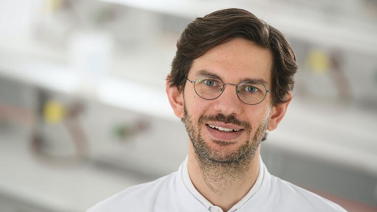 Der Virologe und Mikrobiologe Dr. Manuel Krone, stellvertretender Leiter der Stabsstelle Krankenhaushygiene des UKW, gibt grundsätzlich niemandem die Hand. Der Virologe und Mikrobiologe Dr. Manuel Krone, stellvertretender Leiter der Stabsstelle Krankenhaushygiene des UKW, gibt grundsätzlich niemandem die Hand.