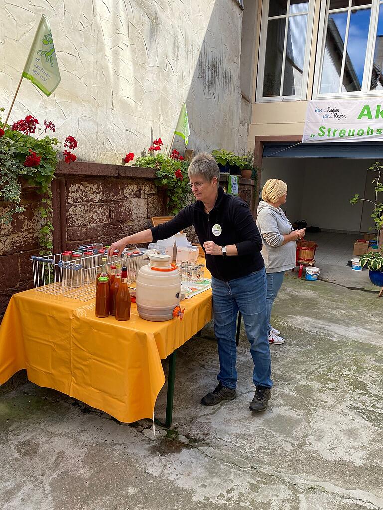 Saatmarkt mit Schleppertreffen in Remlingen. Mehr als 40 Verkaufsstände und viel Informationen in den bunt geschmückten Höfen und Gassen Saatmarkt mit Schleppertreffen in Remlingen. Mehr als 40 Verkaufsstände und viel Informationen in den bunt geschmückten Höfen und Gassen