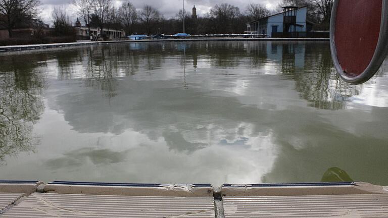 Das Volkacher Freibad während seines Winterschlafes im März. Die kaputten Fliesen und Beckenköpfe müssen repariert werden, damit das Bad diesen Sommer wieder öffnen kann. Das Volkacher Freibad während seines Winterschlafes im März. Die kaputten Fliesen und Beckenköpfe müssen repariert werden, damit das Bad diesen Sommer wieder öffnen kann.