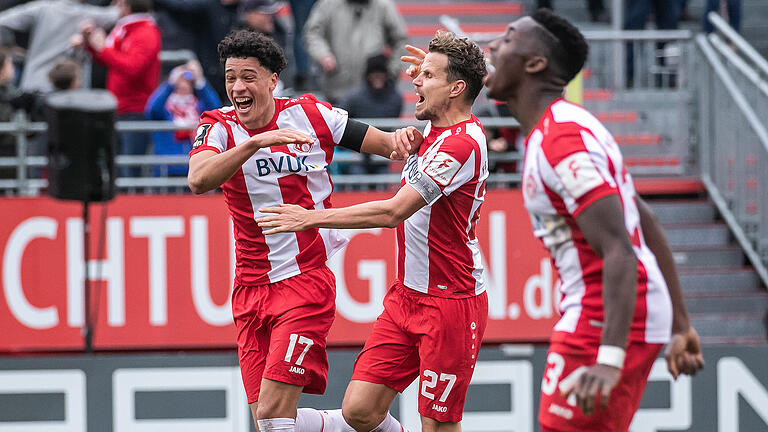 Die Würzburger Kickers gewinnen am Samstag (22.02.20)  gegen Eintracht Braunschweig mit 3:1 in der Flyeralarm Arena in Würzburg. TOOOOOOOR für die Kickers. Das ist wohl DIE ENTSCHEIDUNG. Und ERNEUT ist es SANÉ. Kaufmann trifft nach einem feinen Pass von Herrmann zunächst aus 17 Metern 'nur' den Pfosten. Doch den Abpraller verwertet Sané in bester Mittelstürmer-Manier! Neuer Spielstand: 3:1. Im Bild: Jonas David, Sebastian Schuppan und Frank Ronstadt.