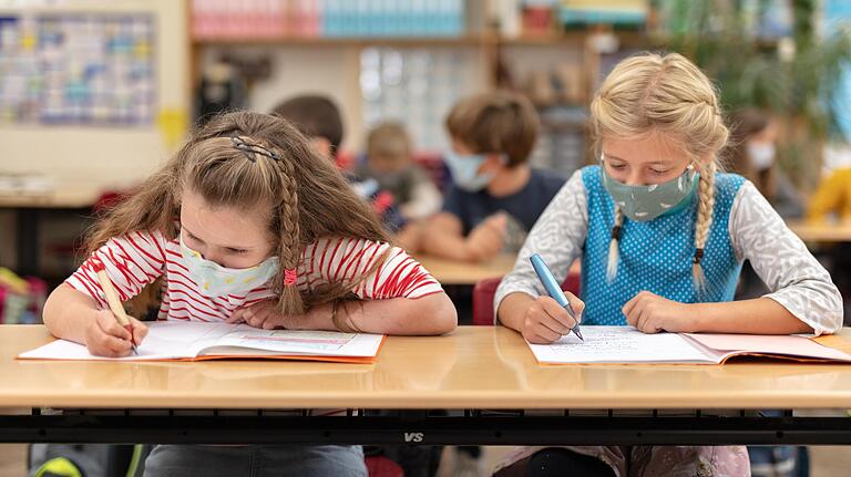 Zwei Schülerinnen der Steinbachtal-Burkarder-Grundschule in Würzburg. Über die Rolle von Kindern&nbsp;bei der Verbreitung des Coronavirus wird seit Beginn der Pandemie immer wieder diskutiert.
