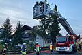 Im Korb der Drehleiter wurden zwei Feuerwehrmänner über den Kamin gehievt, um diesen zu inspizieren.