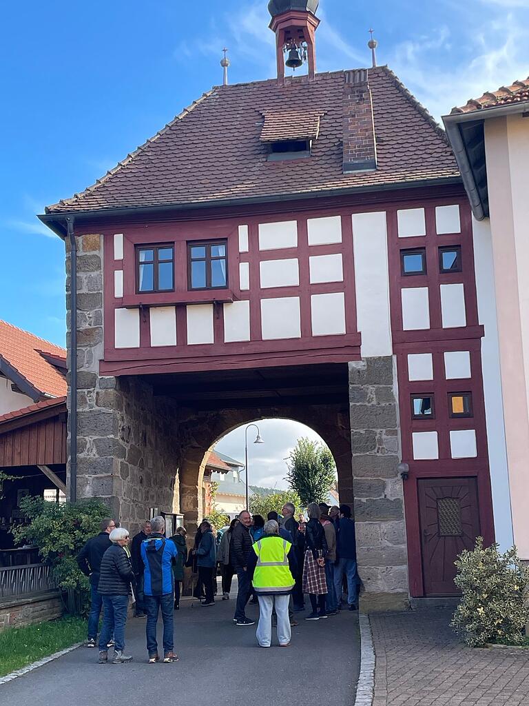 Stolz sind die Treinfelder auf ihr Torhaus, das noch für Trauungen ausgewählt wird. Stolz sind die Treinfelder auf ihr Torhaus, das noch für Trauungen ausgewählt wird.