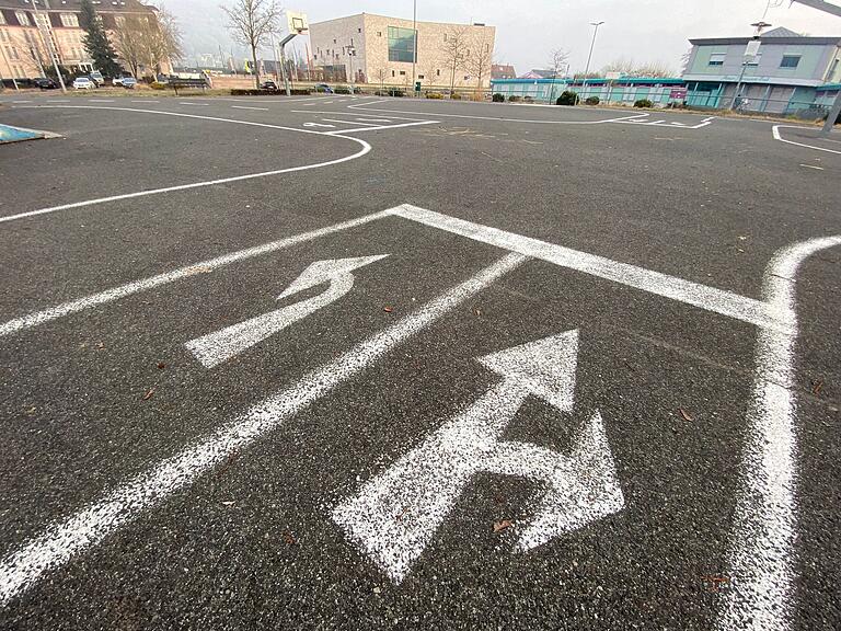 Der Skaterplatz beinhaltet auch einen Verkehrsübungsplatz für die Fahrradschule und ein Basketball-Feld. Der Skaterplatz beinhaltet auch einen Verkehrsübungsplatz für die Fahrradschule und ein Basketball-Feld.
