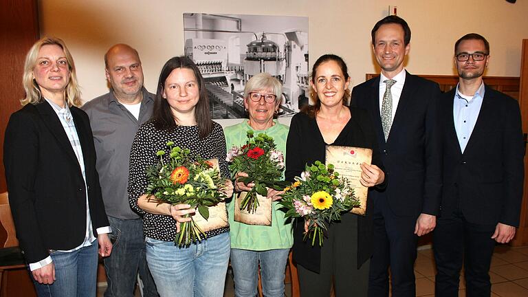 Grund zur Freude hatten (von links): Geschäftsführerin Simone Falkenstein, Betriebsratsvorsitzender Stefan Eßel, die Jubilarinnen Katja Veth, Silvia Schöpke und Simone Gößmann-Wirth sowie Landrat Florian Töpper und Pflegedienstleiter Johannes Büchs. Grund zur Freude hatten (von links): Geschäftsführerin Simone Falkenstein, Betriebsratsvorsitzender Stefan Eßel, die Jubilarinnen Katja Veth, Silvia Schöpke und Simone Gößmann-Wirth sowie Landrat Florian Töpper und Pflegedienstleiter Johannes Büchs.