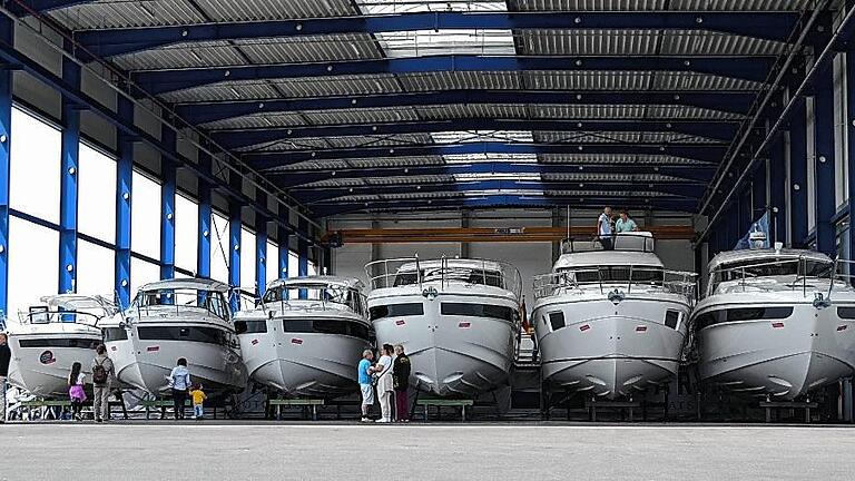 Bei Führungen durch die Werfthalle von Bavaria Yachtbau konnten die Besucher die verschiedenen Segel- und Motoryachten von innen und außen begutachten. Bei Führungen durch die Werfthalle von Bavaria Yachtbau konnten die Besucher die verschiedenen Segel- und Motoryachten von innen und außen begutachten.