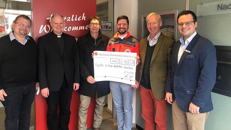 Sie freuen sich über Geldspenden (von links): Werner Knaier, Pfarrer Martin Fromm, Jürgen Schulz, Christian Sturm, Dr. Hans-Adam von Schultzendorff und Cornelius Göb. Sie freuen sich über Geldspenden (von links): Werner Knaier, Pfarrer Martin Fromm, Jürgen Schulz, Christian Sturm, Dr. Hans-Adam von Schultzendorff und Cornelius Göb.