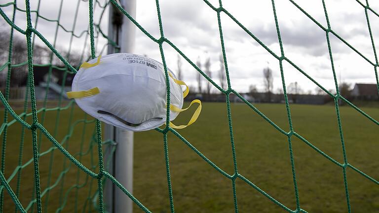 Leer werden auch die Sportplätze bleiben, auf denen die SG Ermershausen/Schweinshaupten in naher Zukunft antrete sollte. Im Umfeld des Klubs kam eine Corona-Infektion ans Licht. Leer werden auch die Sportplätze bleiben, auf denen die SG Ermershausen/Schweinshaupten in naher Zukunft antrete sollte. Im Umfeld des Klubs kam eine Corona-Infektion ans Licht. 